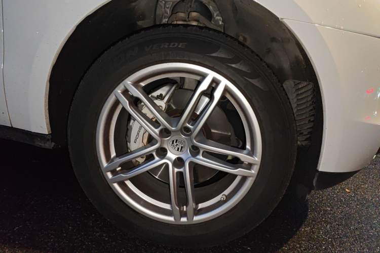 Used Porsche Macan 2017 Macan S 3.0T Right Front Wheel Hub