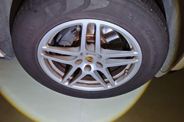 Used Porsche Macan 2017 Macan 2.0T Right Front Wheel Hub