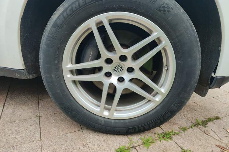 Used Porsche Macan 2017 Macan 2.0T Right Front Wheel Hub