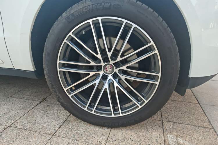 Used Porsche Macan 2017 Macan 2.0T Right Front Wheel Hub