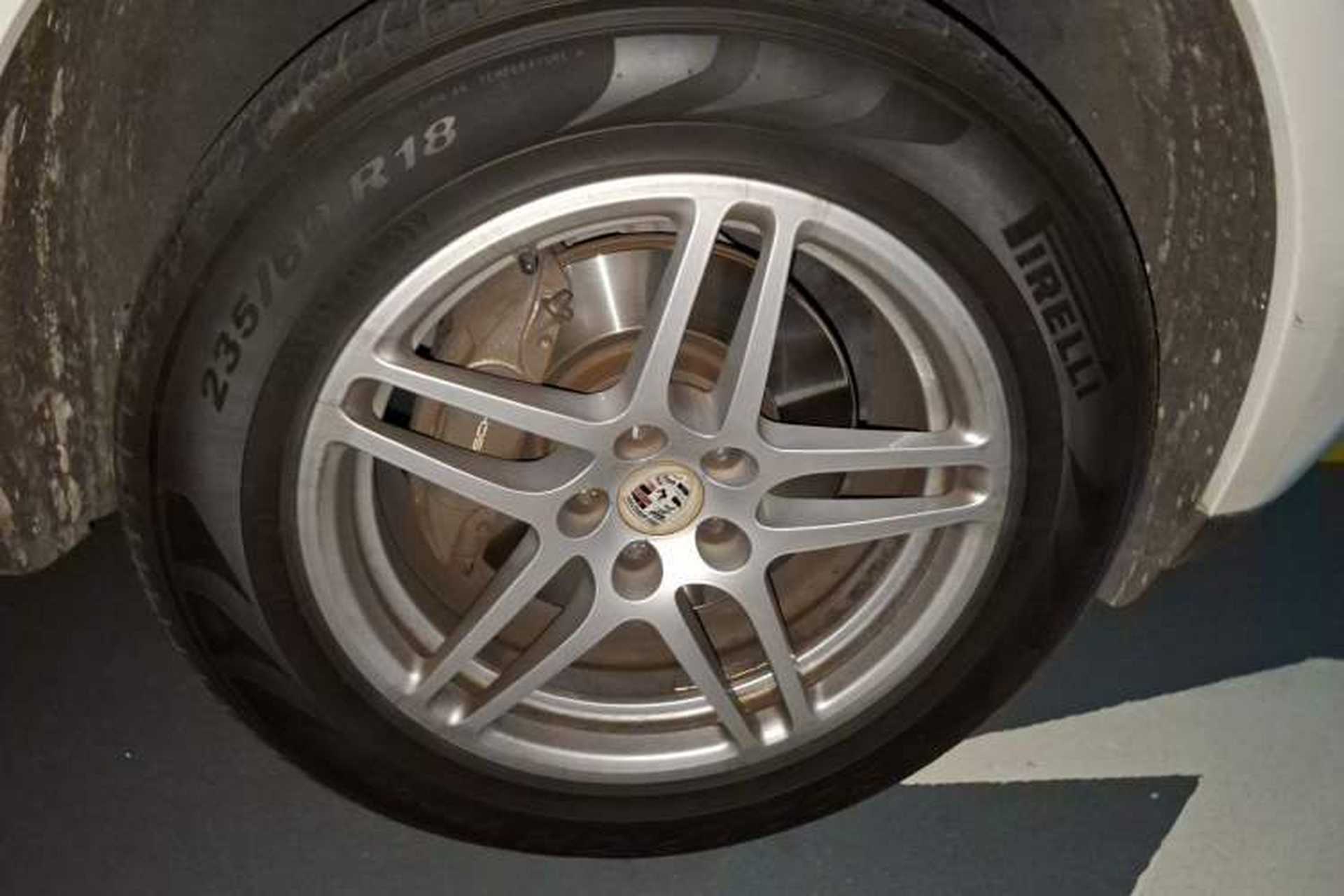 Used Porsche Macan 2017 Macan 2.0T Right Front Wheel Hub