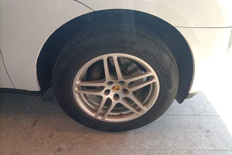 Used Porsche Macan 2017 Macan 2.0T Right Front Wheel Hub