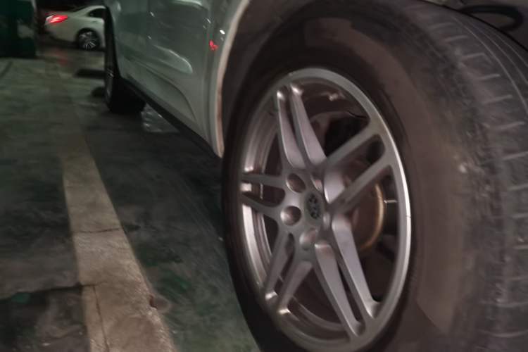 Used Porsche Macan 2017 Macan 2.0T Right Front Wheel Hub