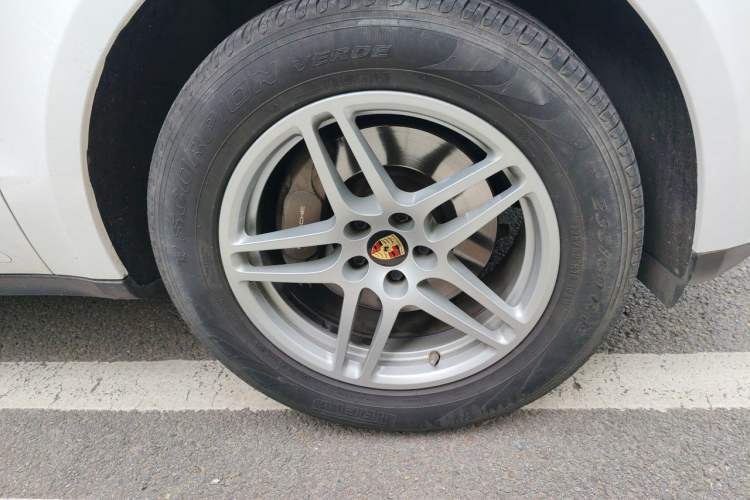 Used Porsche Macan 2017 Macan 2.0T Right Front Wheel Hub