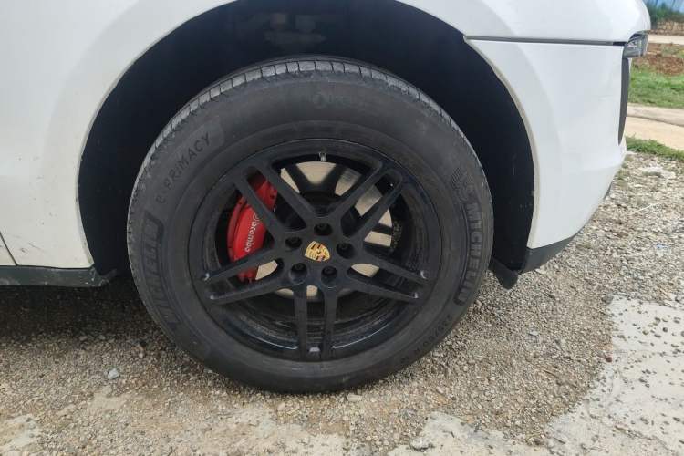 Used Porsche Macan 2017 Macan 2.0T Right Front Wheel Hub