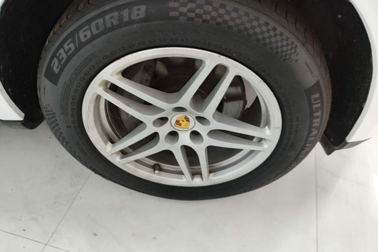 Used Porsche Macan 2017 Macan 2.0T Right Front Wheel Hub