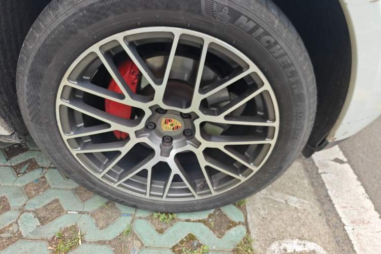 Used Porsche Macan 2017 Macan 2.0T Right Front Wheel Hub