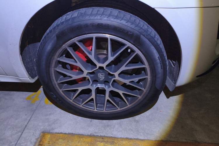 Used Porsche Macan 2017 Macan Turbo 3.6T Right Front Wheel Hub