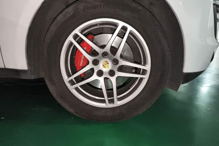 Used Porsche Macan 2017 Macan 2.0T Right Front Wheel Hub