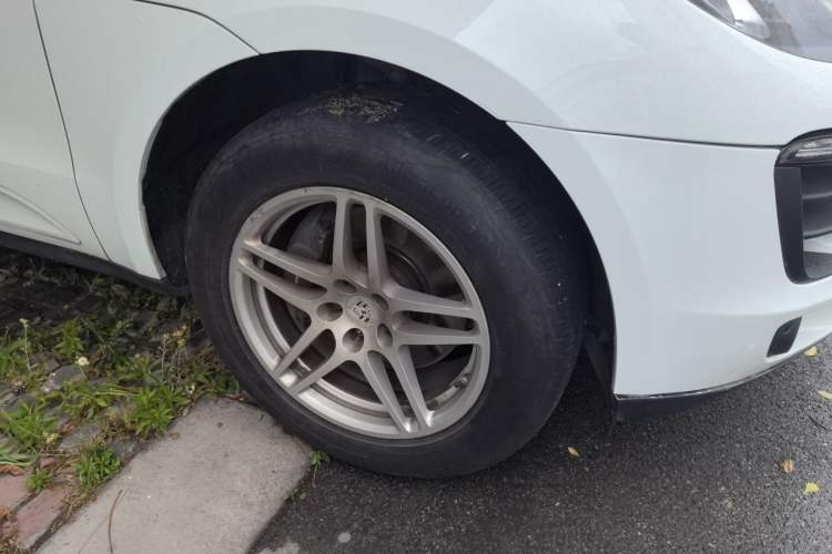 Used Porsche Macan 2017 Macan 2.0T Right Front Wheel Hub