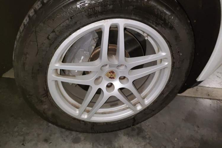 Used Porsche Macan 2017 Macan 2.0T Right Front Wheel Hub
