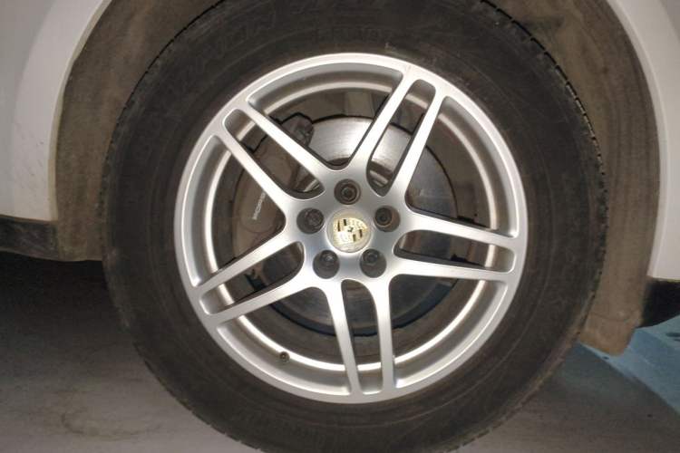 Used Porsche Macan 2017 Macan 2.0T Right Front Wheel Hub