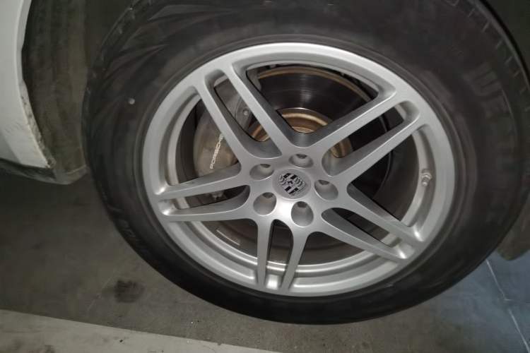 Used Porsche Macan 2017 Macan 2.0T Right Front Wheel Hub