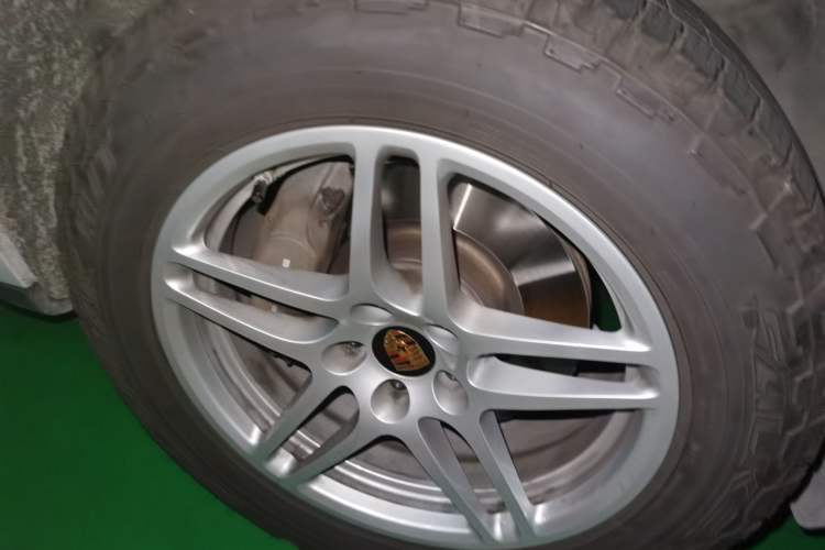 Used Porsche Macan 2017 Macan 2.0T Right Front Wheel Hub