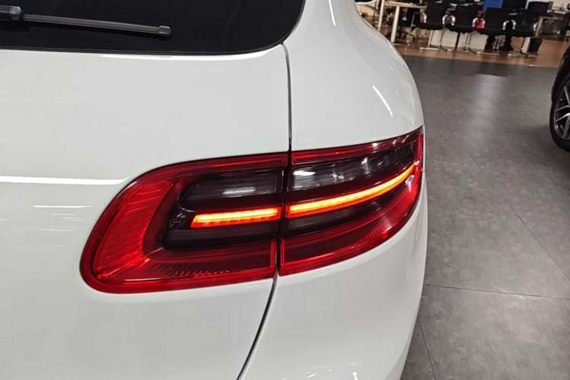 Used Porsche Macan 2017 Macan 2.0T Right Rear Taillight