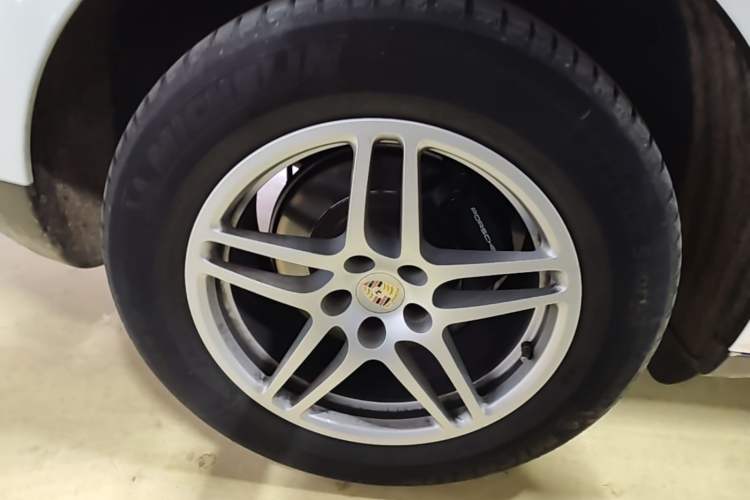 Used Porsche Macan 2017 Macan 2.0T Right Rear Wheel Hub