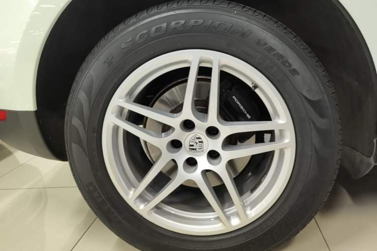 Used Porsche Macan 2017 Macan 2.0T Right Rear Wheel Hub