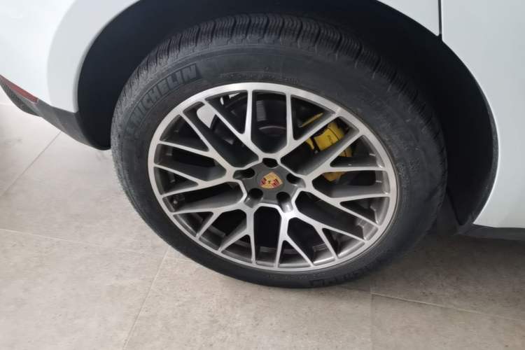 Used Porsche Macan 2017 Macan 2.0T Right Rear Wheel Hub