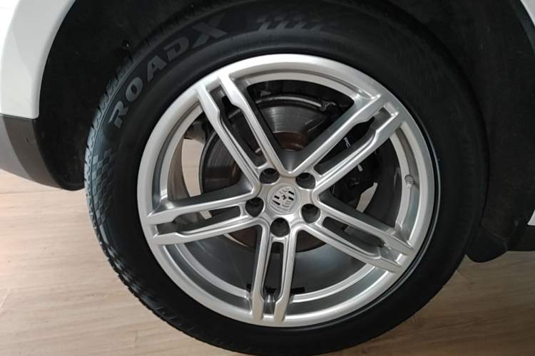 Used Porsche Macan 2017 Macan 2.0T Right Rear Wheel Hub