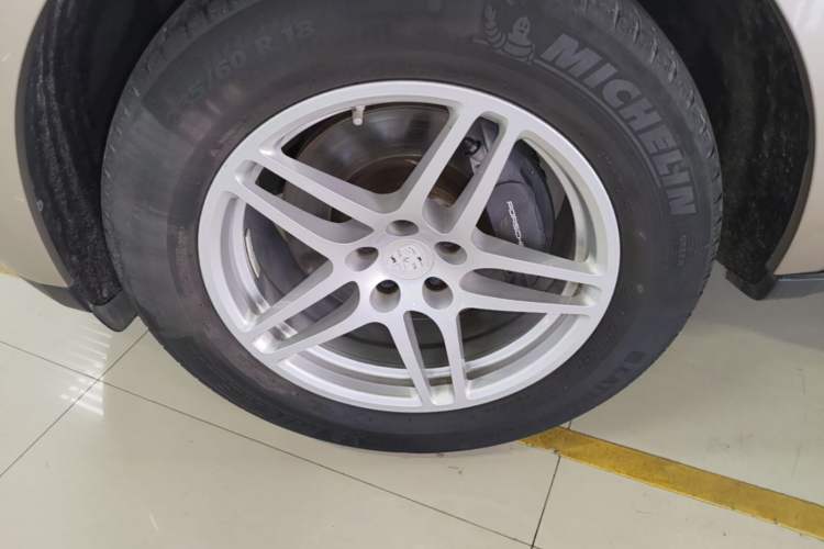 Used Porsche Macan 2017 Macan 2.0T Left Front Wheel Hub