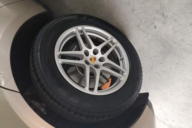 Used Porsche Macan 2017 Macan 2.0T Left Front Wheel Hub