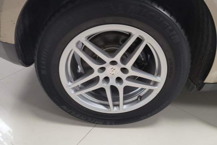 Used Porsche Macan 2017 Macan 2.0T Right Rear Wheel Hub