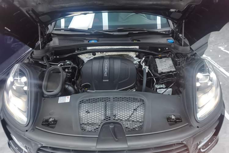 Used Porsche Macan 2018 Macan 2.0T Engine Bay