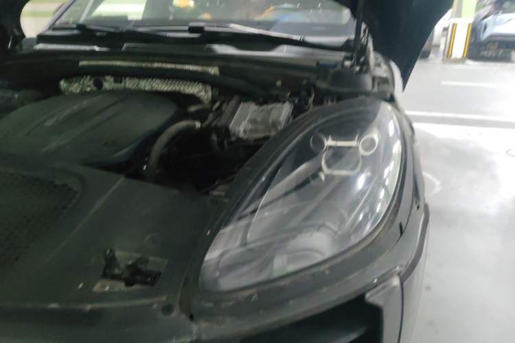 Used Porsche Macan 2018 Macan 2.0T Engine Bay Left