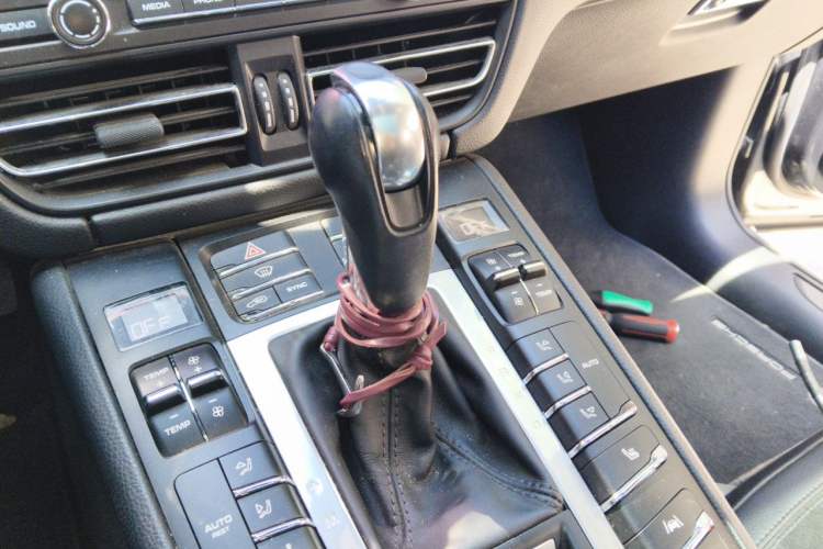 Used Porsche Macan 2018 Macan 2.0T Gear Lever