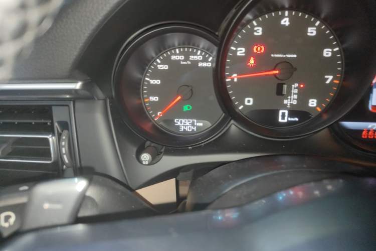 Used Porsche Macan 2018 Macan 2.0T Odometer Close Up
