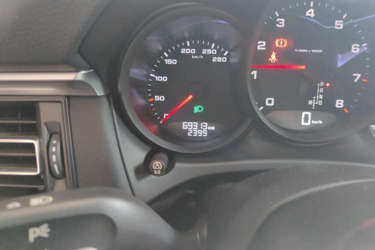Used Porsche Macan 2018 Macan 2.0T Odometer Close Up