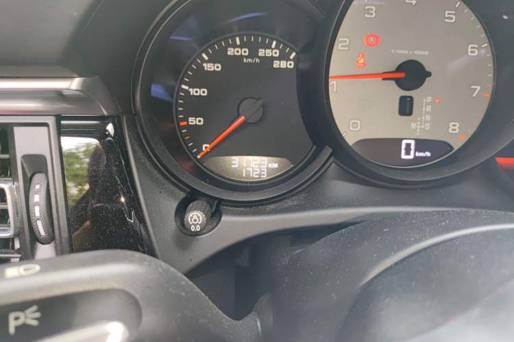 Used Porsche Macan 2018 Macan S 3.0T Odometer Close Up