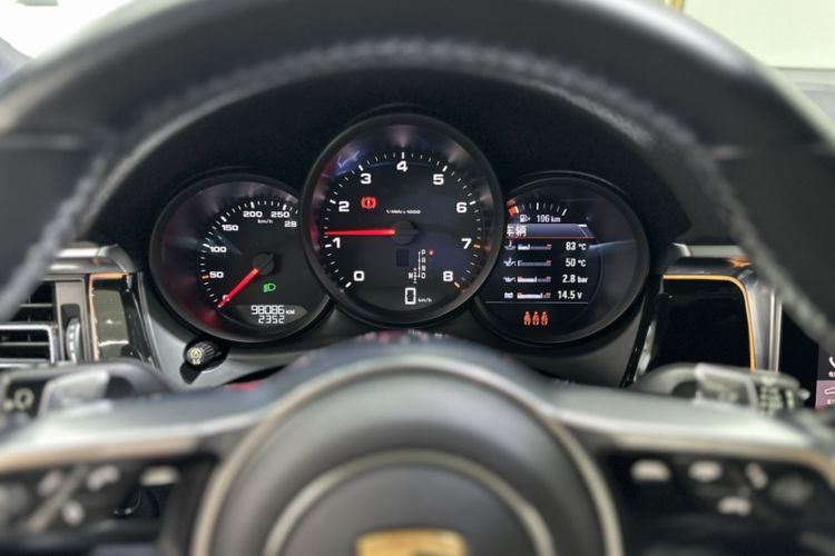Used Porsche Macan 2018 Macan 2.0T Odometer Close Up