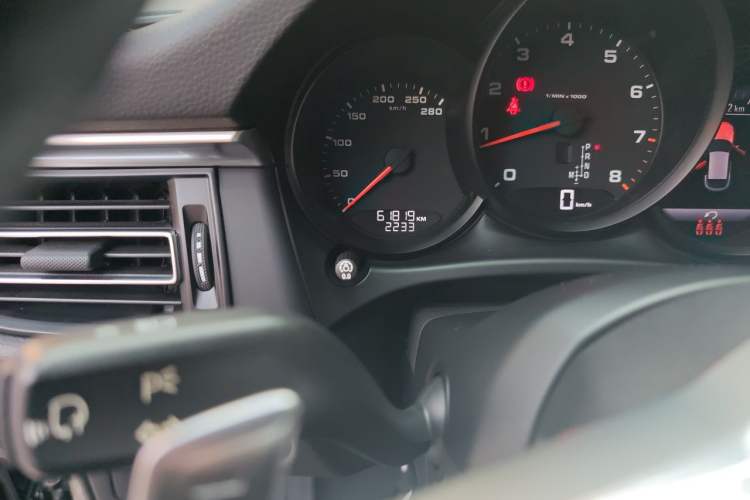 Used Porsche Macan 2018 Macan 2.0T Odometer Close Up