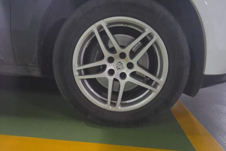 Used Porsche Macan 2018 Macan 2.0T Right Front Wheel Hub