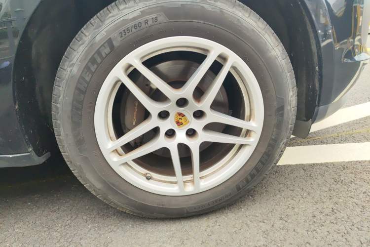 Used Porsche Macan 2018 Macan 2.0T Right Front Wheel Hub