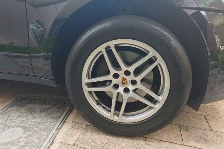 Used Porsche Macan 2018 Macan 2.0T Right Front Wheel Hub