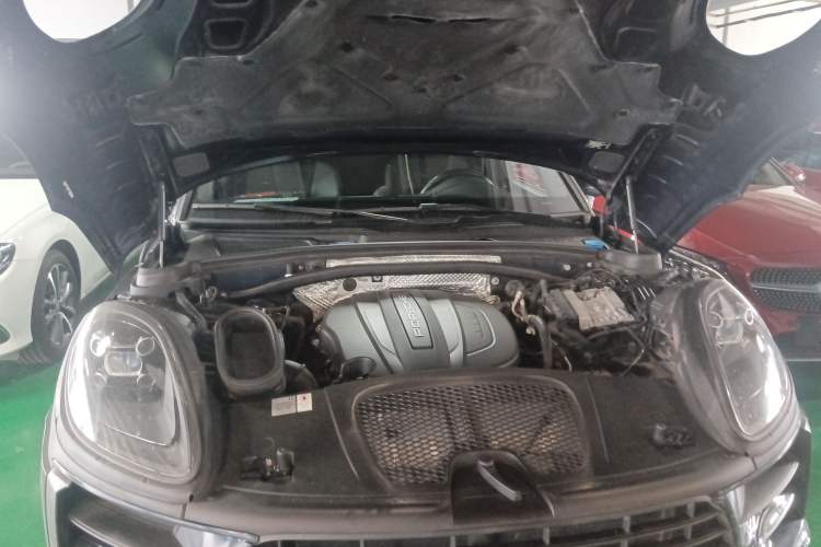 Used Porsche Macan 2018 Macan 2.0T Engine Bay