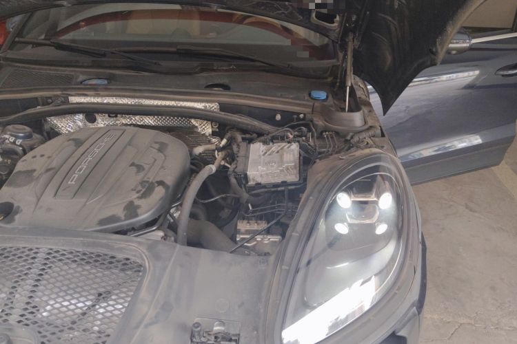 Used Porsche Macan 2018 Macan 2.0T Engine Bay Left