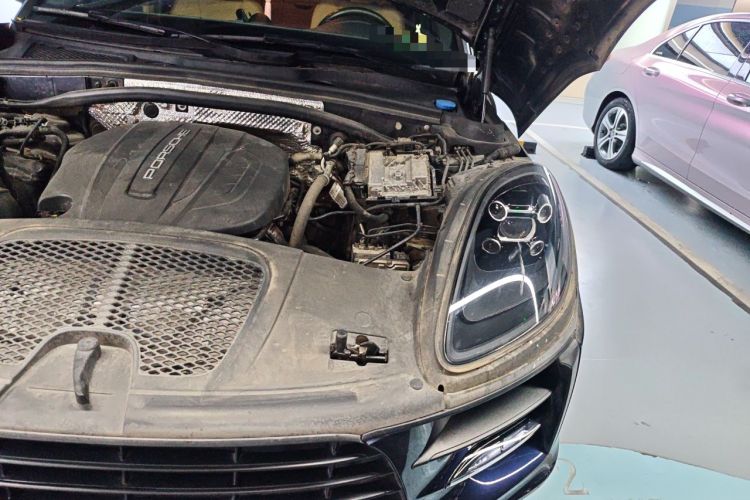 Used Porsche Macan 2018 Macan 2.0T Engine Bay Left