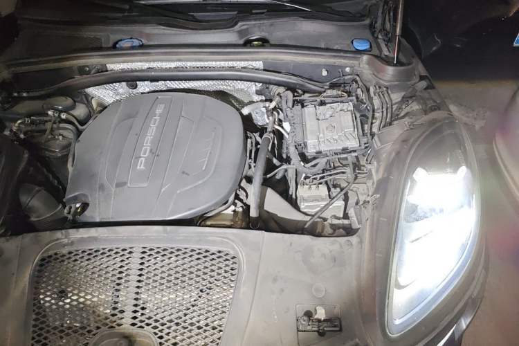 Used Porsche Macan 2018 Macan 2.0T Engine Bay Left