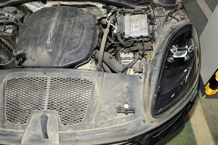 Used Porsche Macan 2018 Macan 2.0T Engine Bay Left