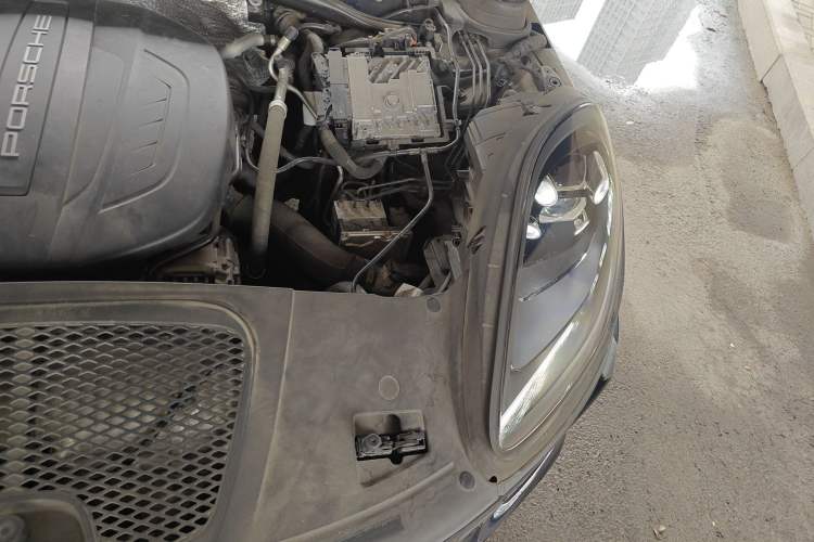 Used Porsche Macan 2018 Macan 2.0T Engine Bay Left