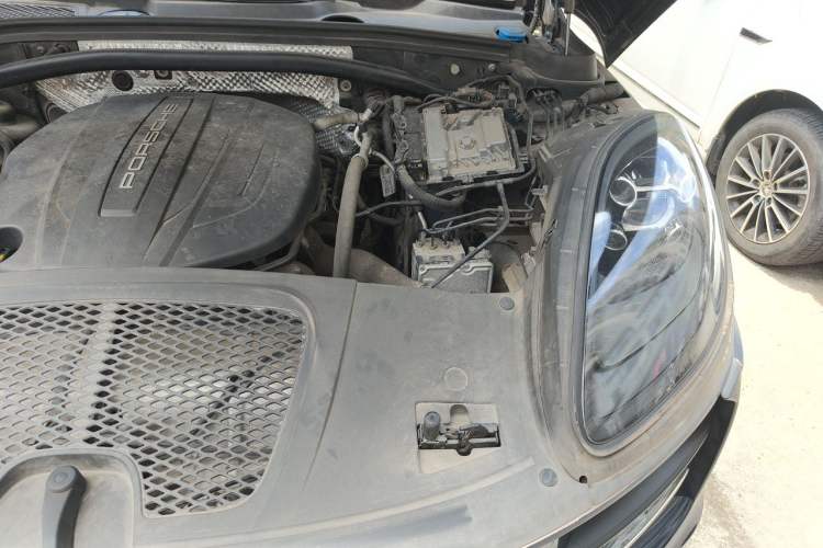 Used Porsche Macan 2018 Macan 2.0T Engine Bay Left
