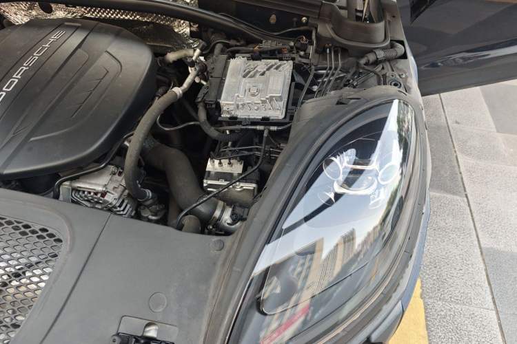 Used Porsche Macan 2018 Macan 2.0T Engine Bay Left