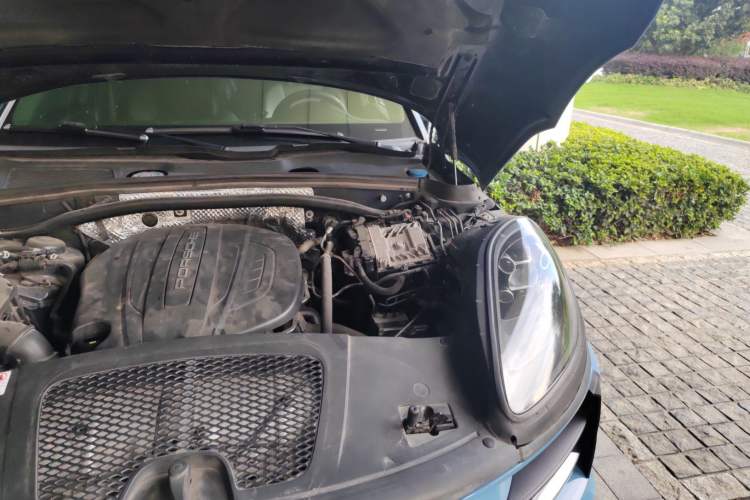 Used Porsche Macan 2018 Macan 2.0T Engine Bay Left