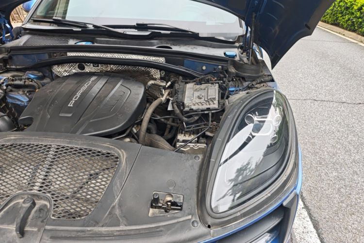 Used Porsche Macan 2018 Macan 2.0T Engine Bay Left