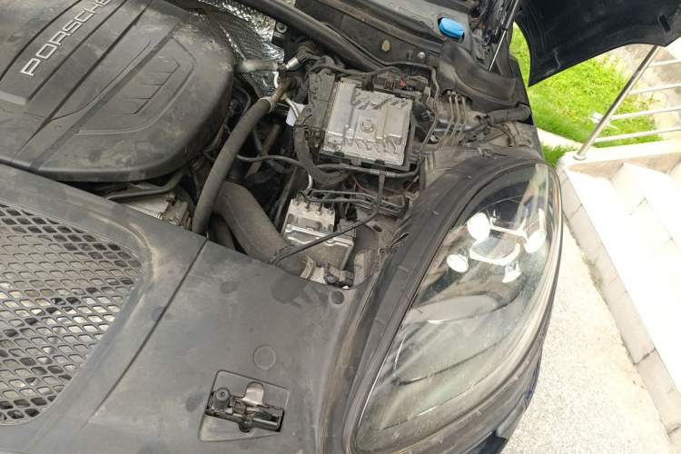 Used Porsche Macan 2018 Macan 2.0T Engine Bay Left