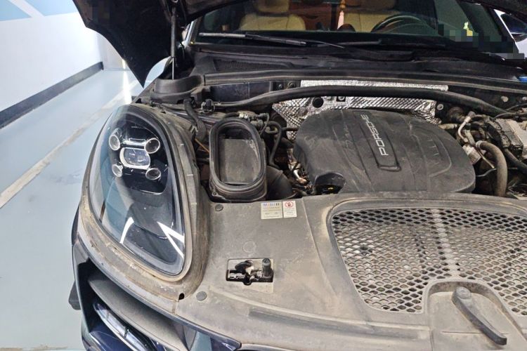 Used Porsche Macan 2018 Macan 2.0T Engine Bay Right