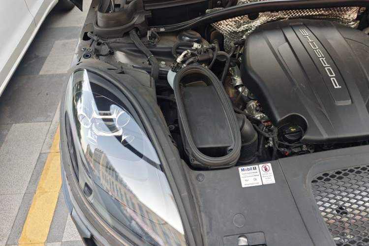 Used Porsche Macan 2018 Macan 2.0T Engine Bay Right